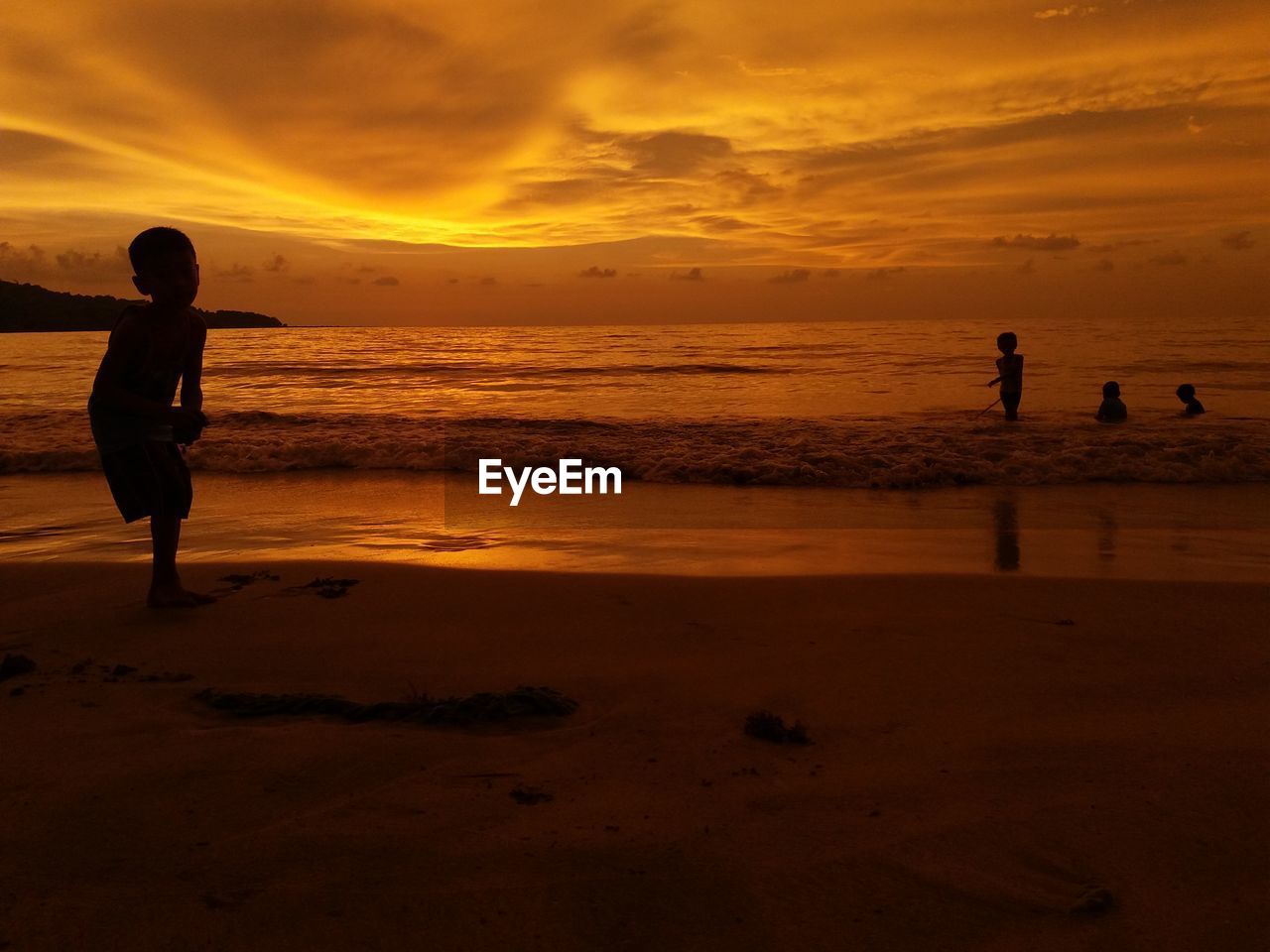 SILHOUETTE OF PEOPLE ON BEACH