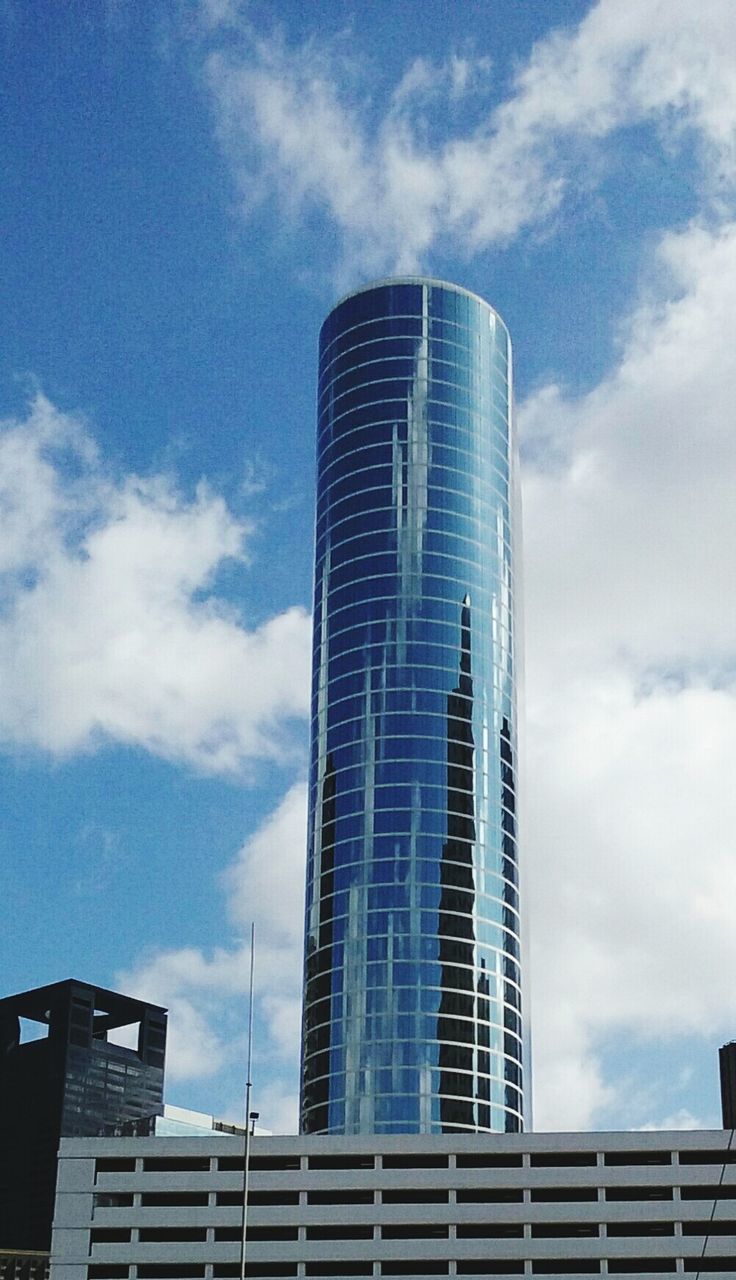 LOW ANGLE VIEW OF MODERN OFFICE BUILDING