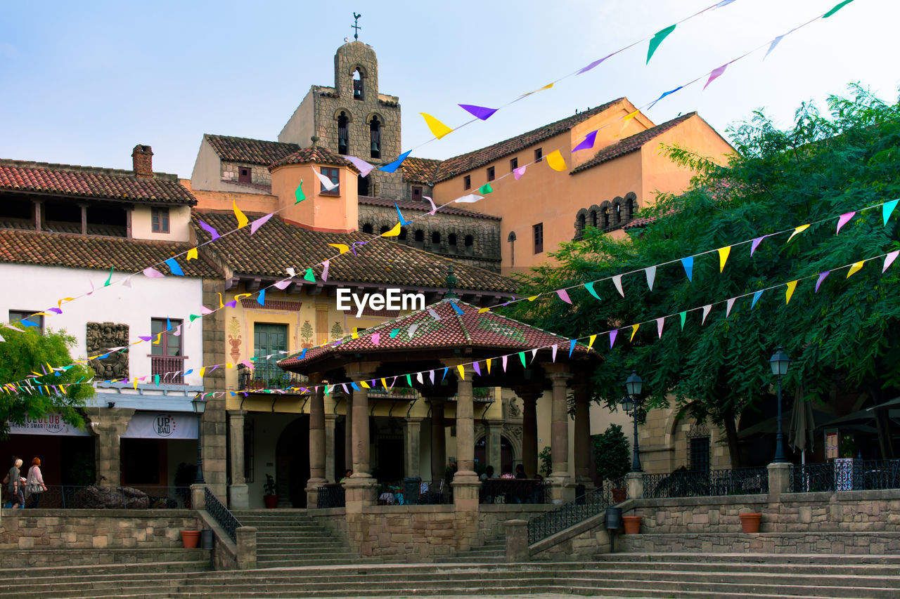 VIEW OF BUILDINGS IN CITY