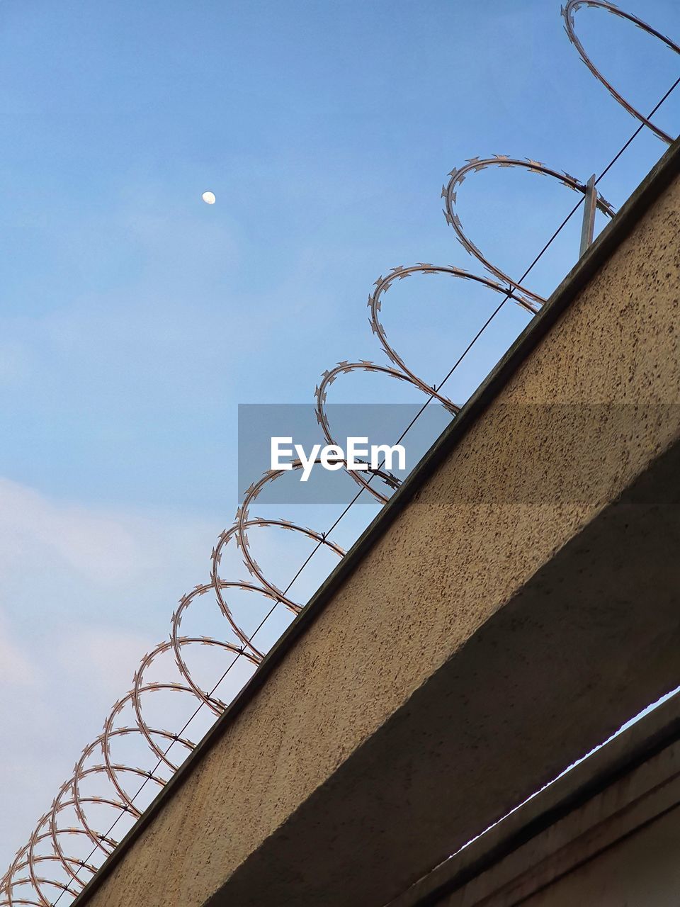 LOW ANGLE VIEW OF BARBED WIRE AGAINST SKY