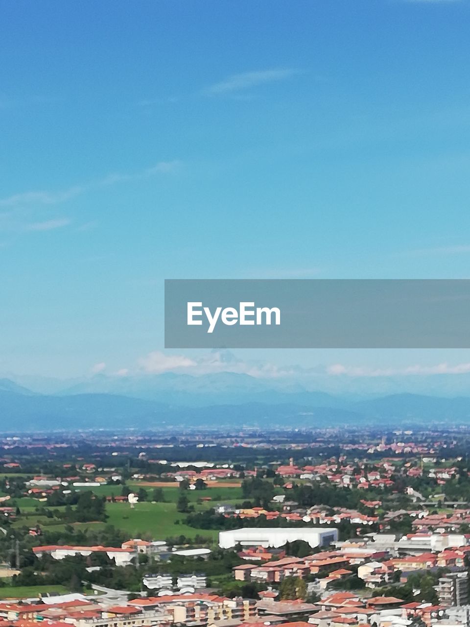 HIGH ANGLE VIEW OF BUILDINGS IN CITY AGAINST SKY