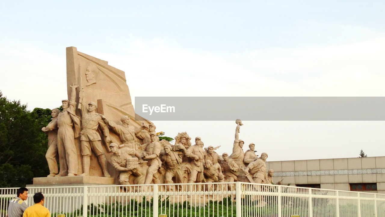 STATUE OF OLD BUILDING AGAINST SKY