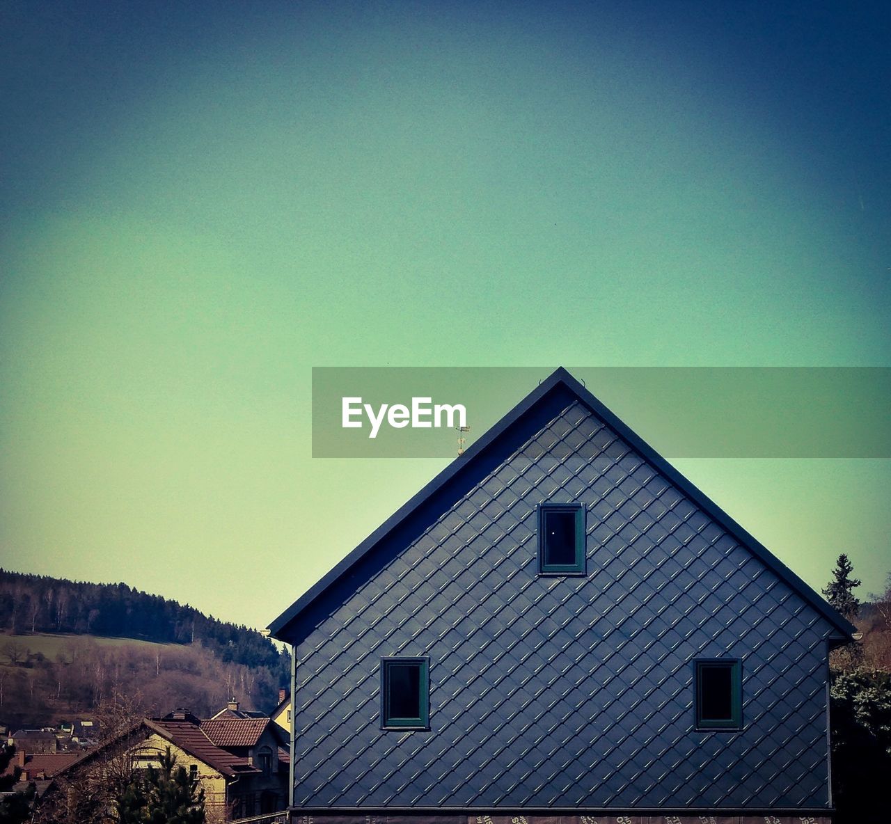 LOW ANGLE VIEW OF BUILT STRUCTURES AGAINST CLEAR BLUE SKY