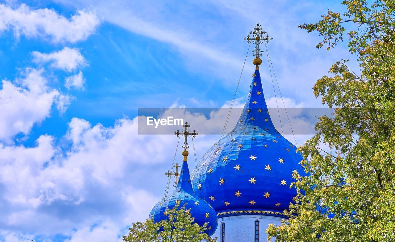 Blue cupola orthodox church in vladimir under blue cloudy sky
