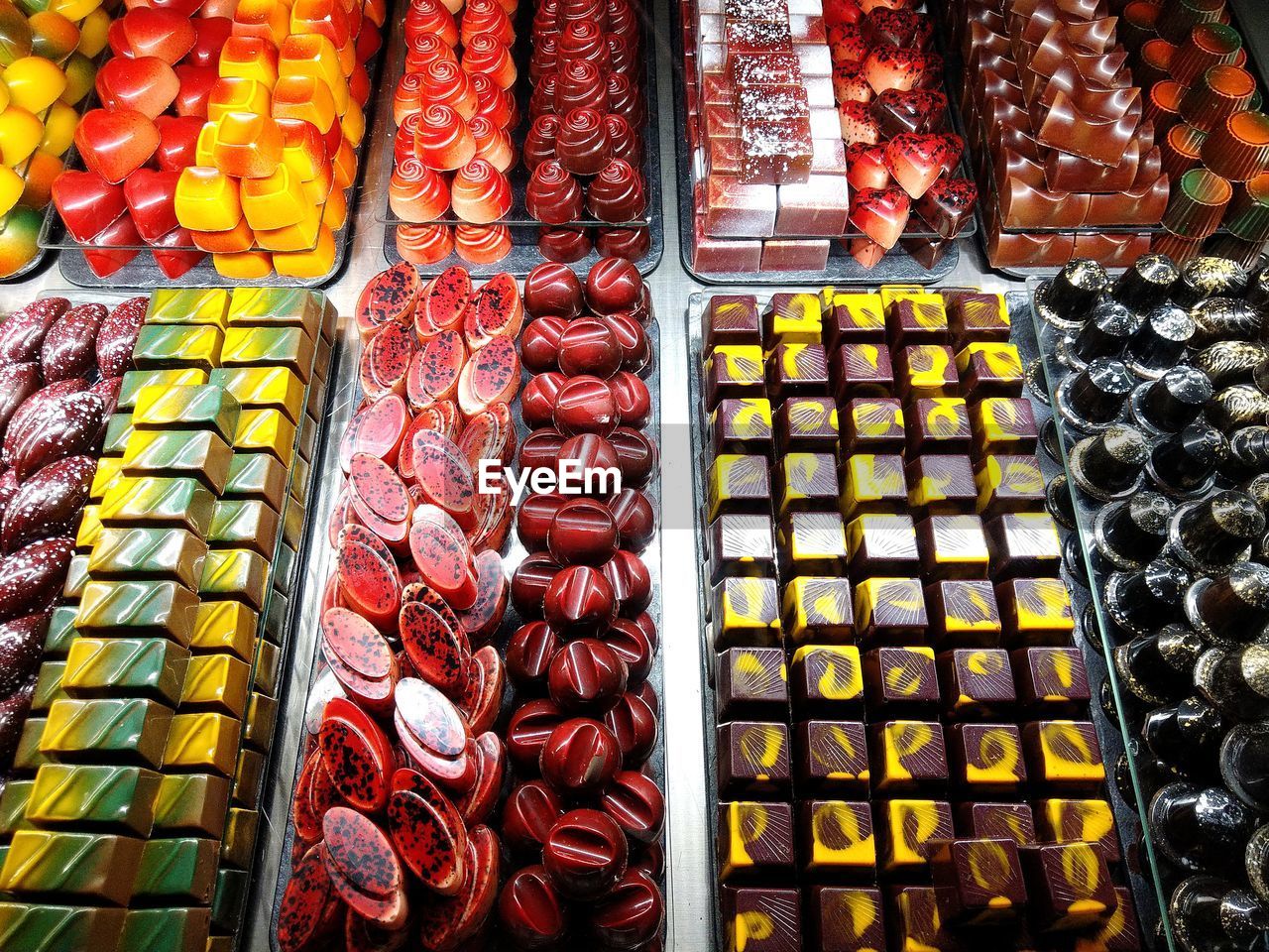 FULL FRAME SHOT OF MULTI COLORED CANDIES ON TRAY