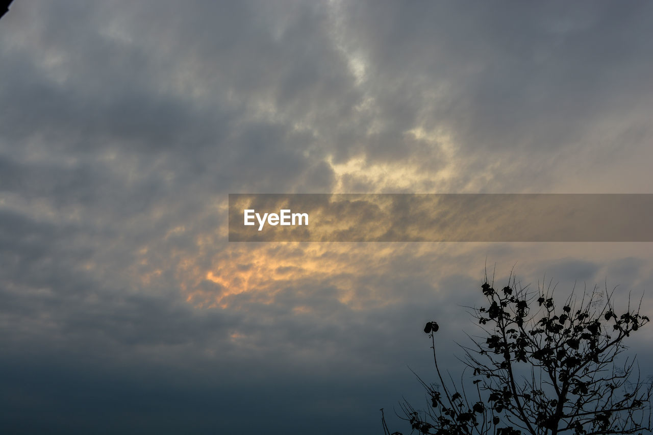 LOW ANGLE VIEW OF STORM CLOUDS OVER DRAMATIC SKY