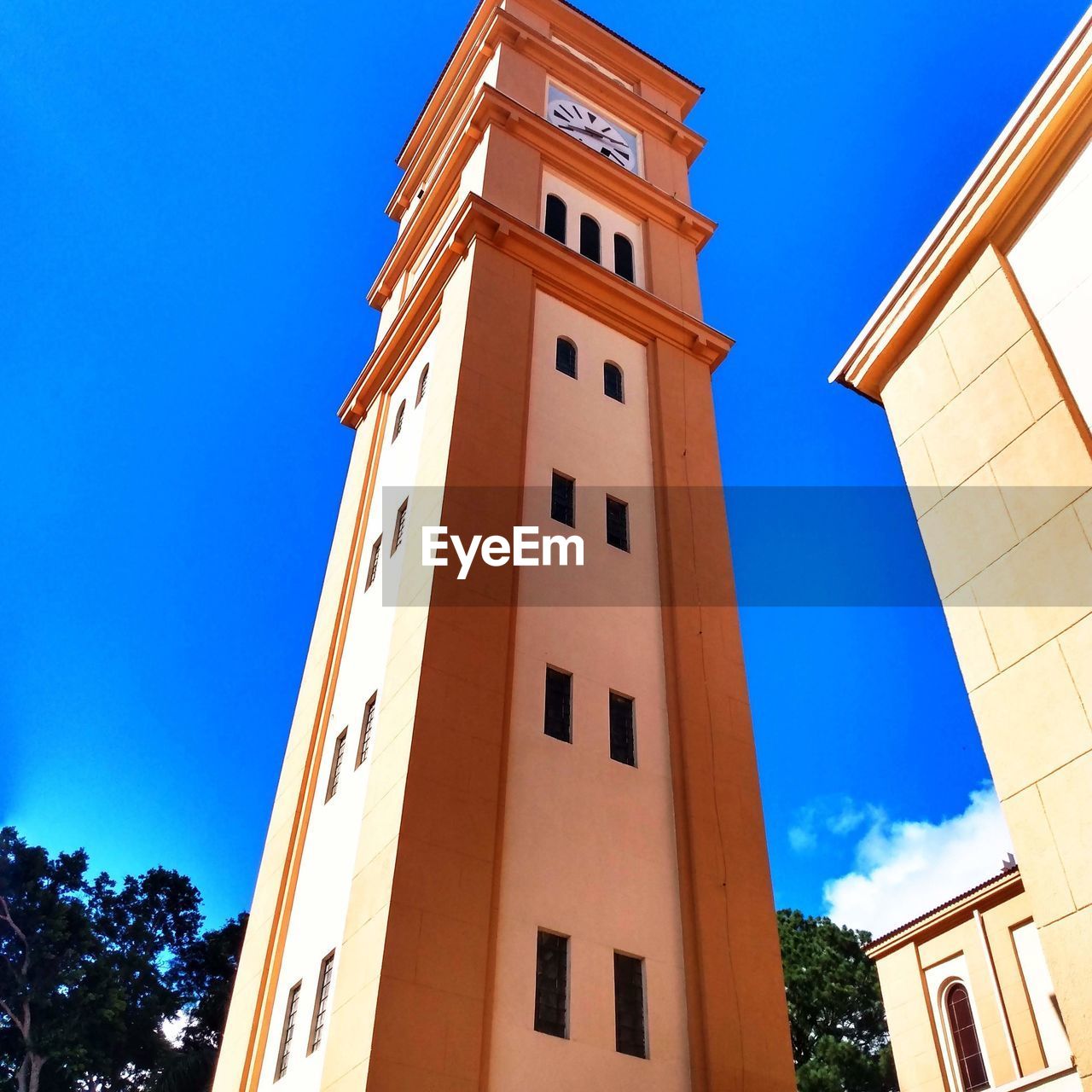 LOW ANGLE VIEW OF BUILDINGS AGAINST SKY