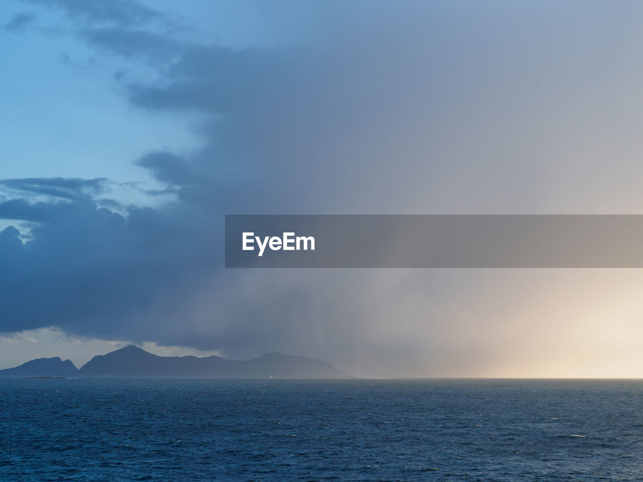 SCENIC VIEW OF SEA AND MOUNTAINS AGAINST SKY