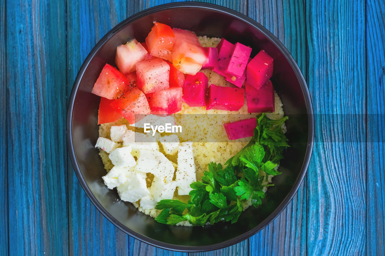 HIGH ANGLE VIEW OF CHOPPED FRUITS IN BOWL