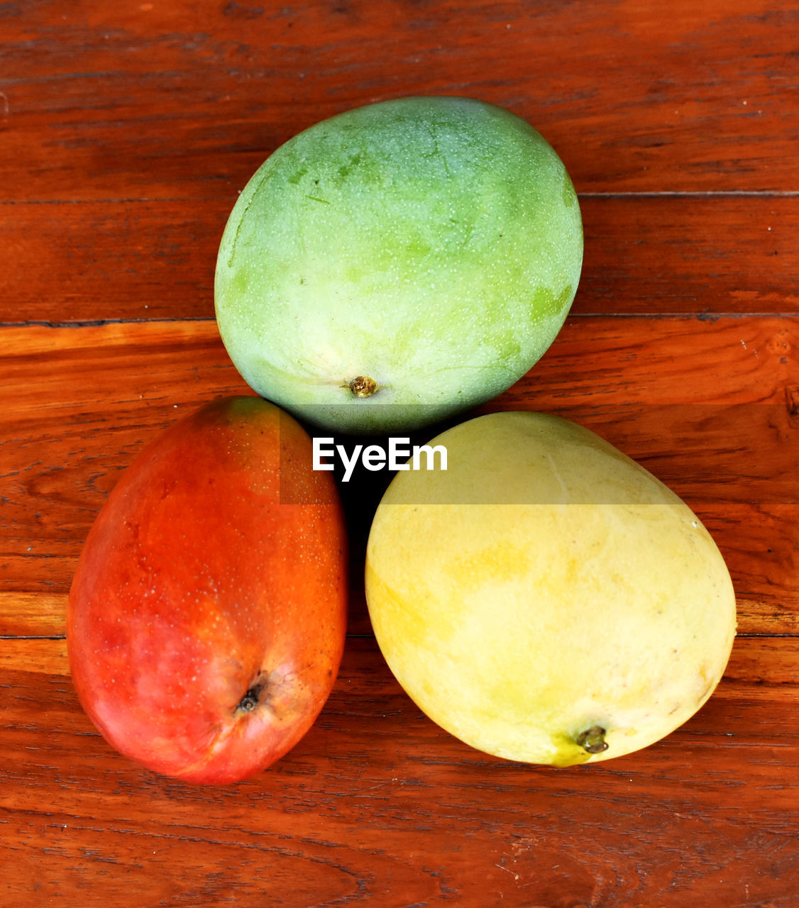 DIRECTLY ABOVE SHOT OF APPLES ON TABLE