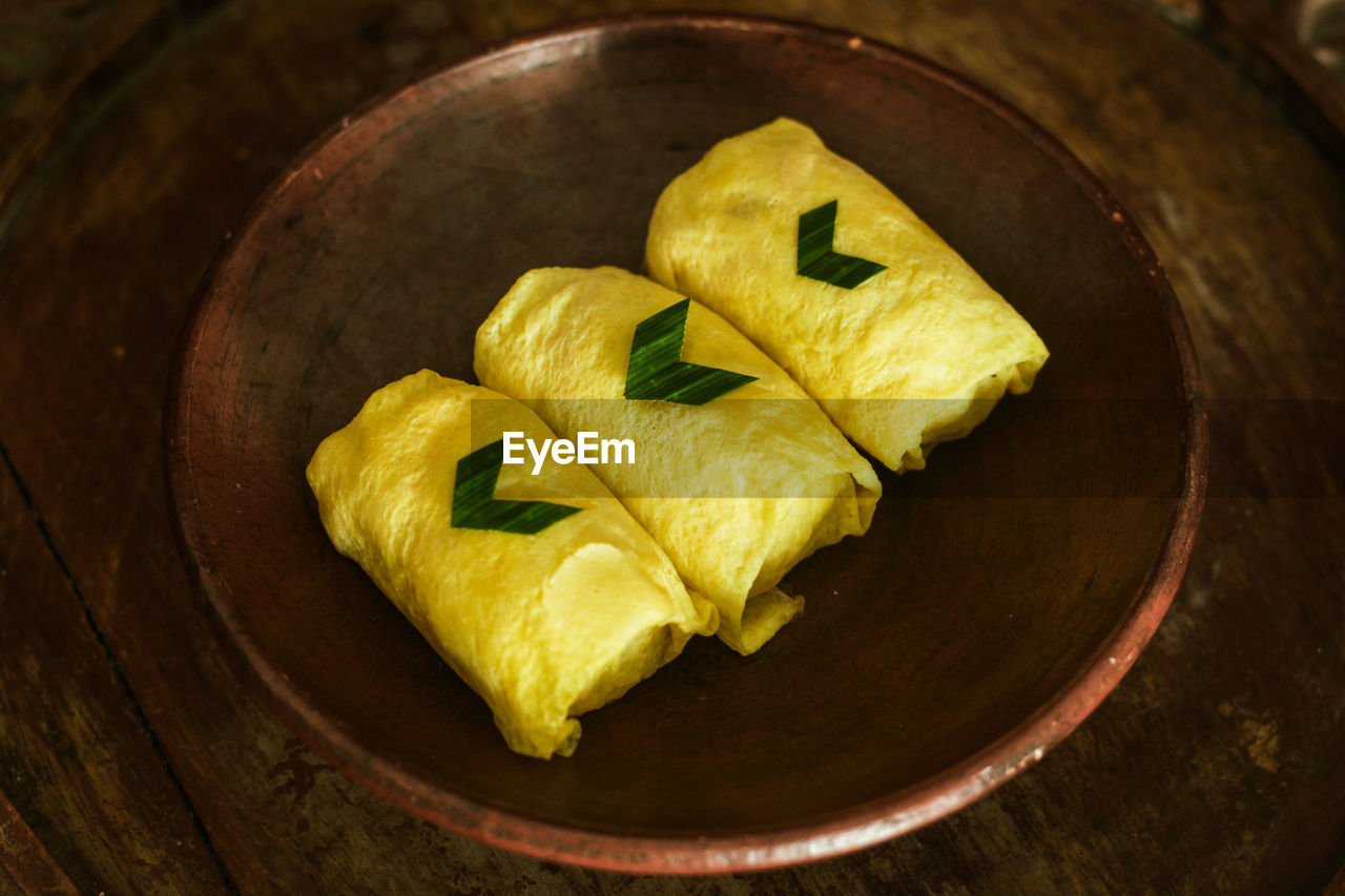 HIGH ANGLE VIEW OF LEMON SLICE IN PLATE