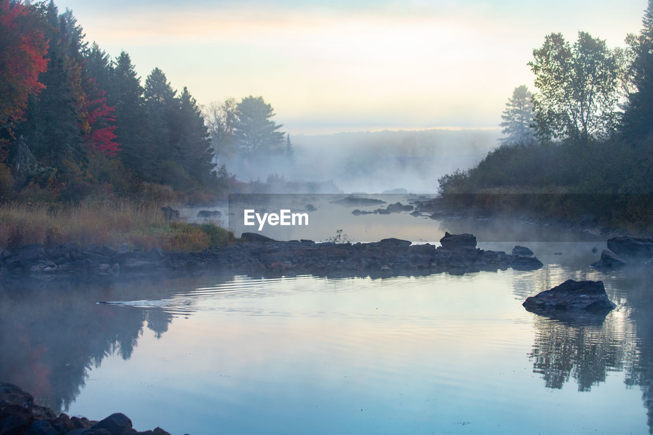 SCENIC VIEW OF LAKE AGAINST SKY DURING FOGGY WEATHER