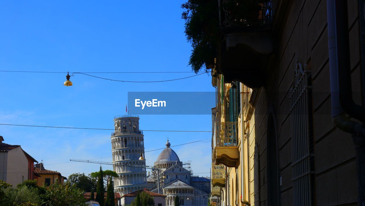 LOW ANGLE VIEW OF BUILDINGS IN CITY