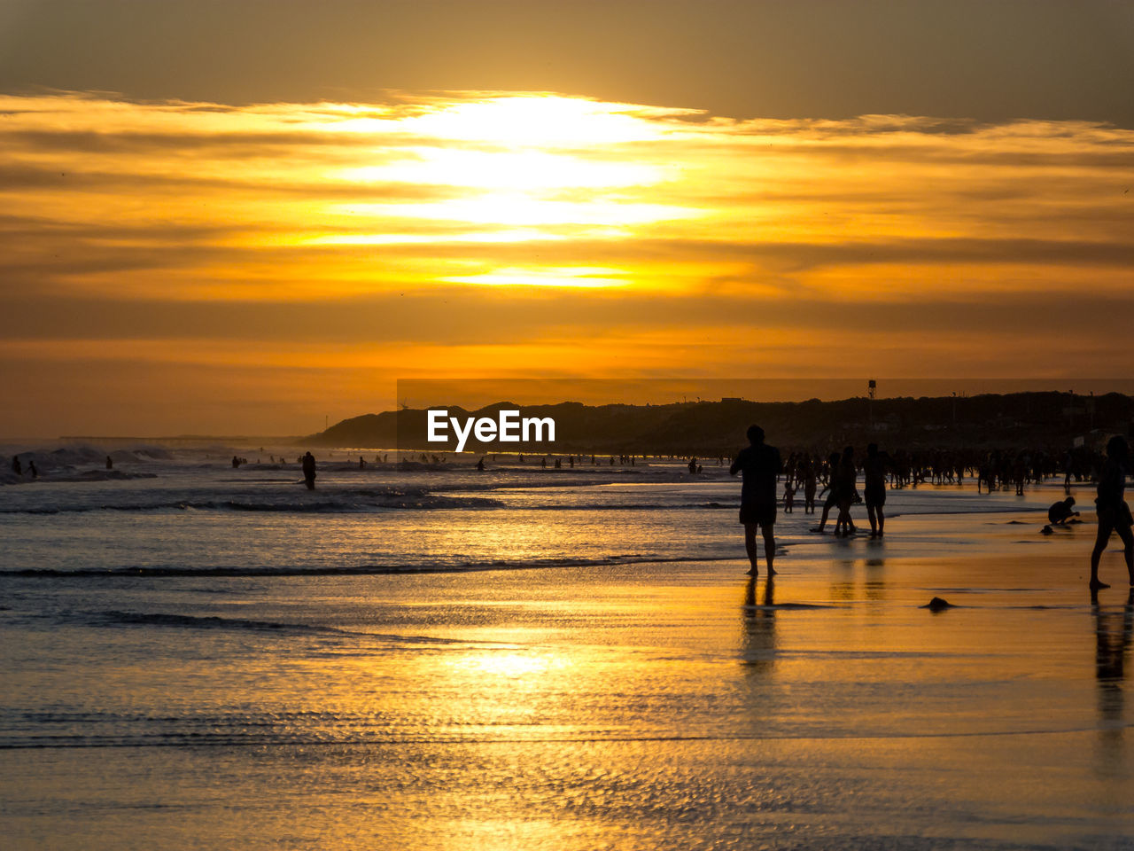 SILHOUETTE PEOPLE ON BEACH AGAINST SKY DURING SUNSET