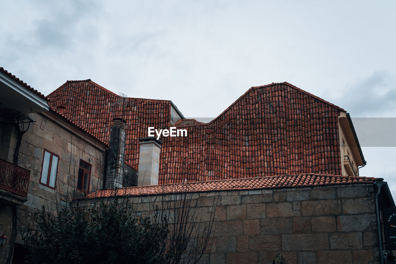 LOW ANGLE VIEW OF RESIDENTIAL BUILDING AGAINST SKY