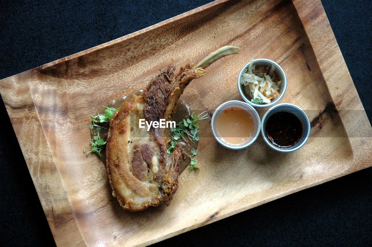 HIGH ANGLE VIEW OF FOOD IN PLATE