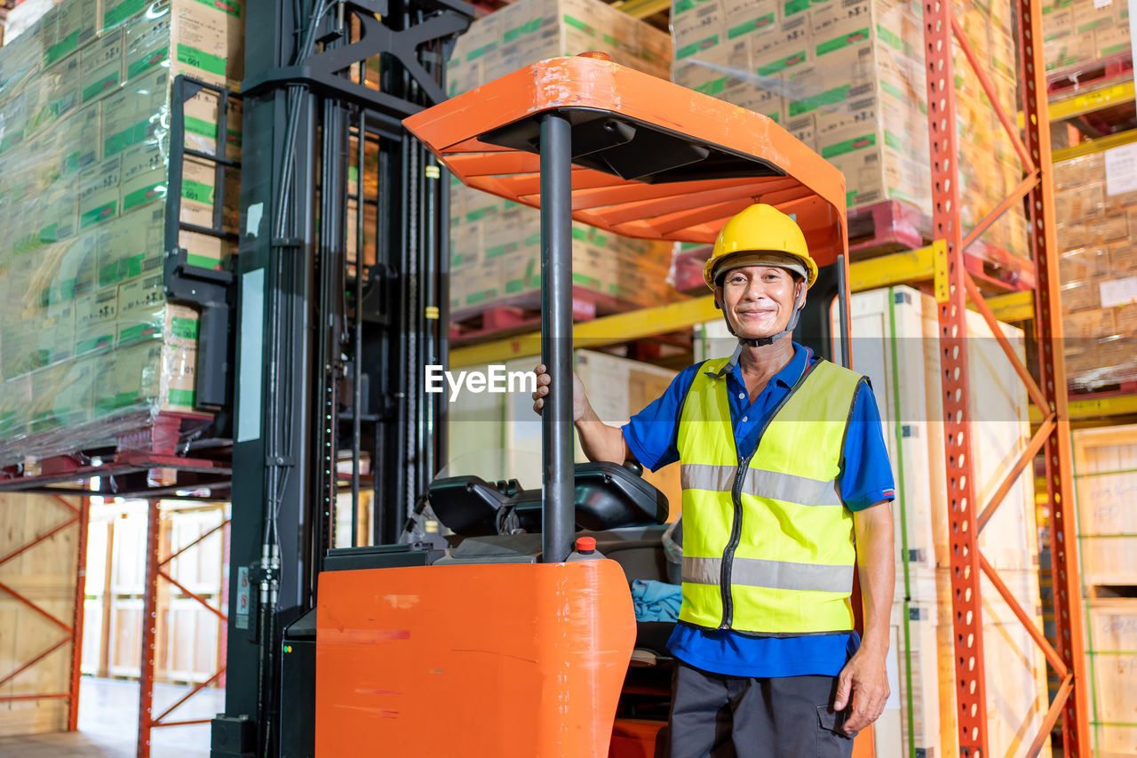 PORTRAIT OF MAN WORKING AT OFFICE