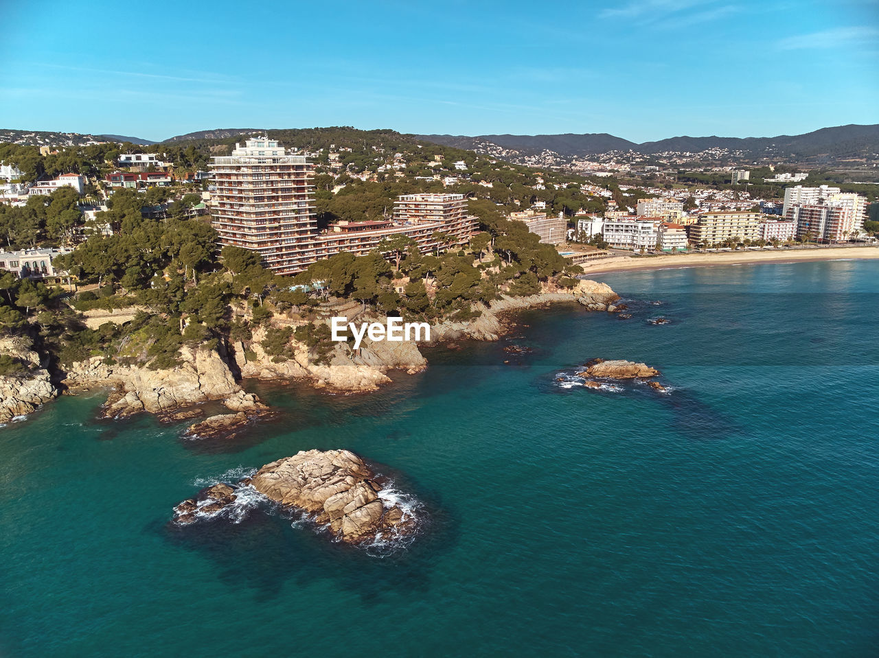 HIGH ANGLE SHOT OF TOWNSCAPE BY SEA AGAINST SKY