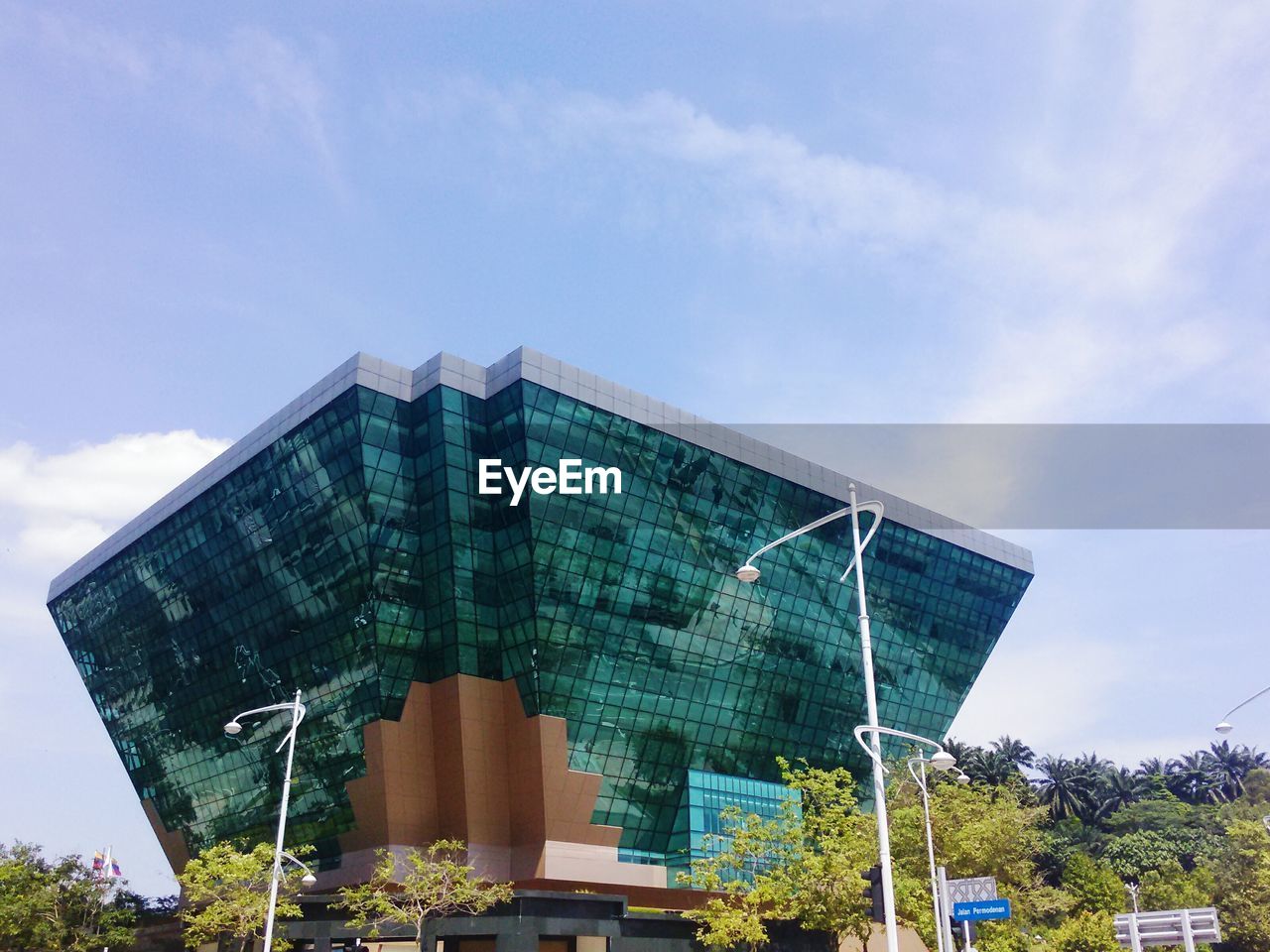 LOW ANGLE VIEW OF MODERN BUILDING AGAINST SKY