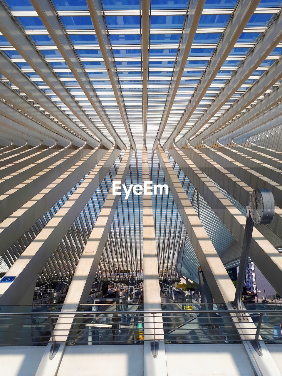 LOW ANGLE VIEW OF MODERN CEILING IN CITY