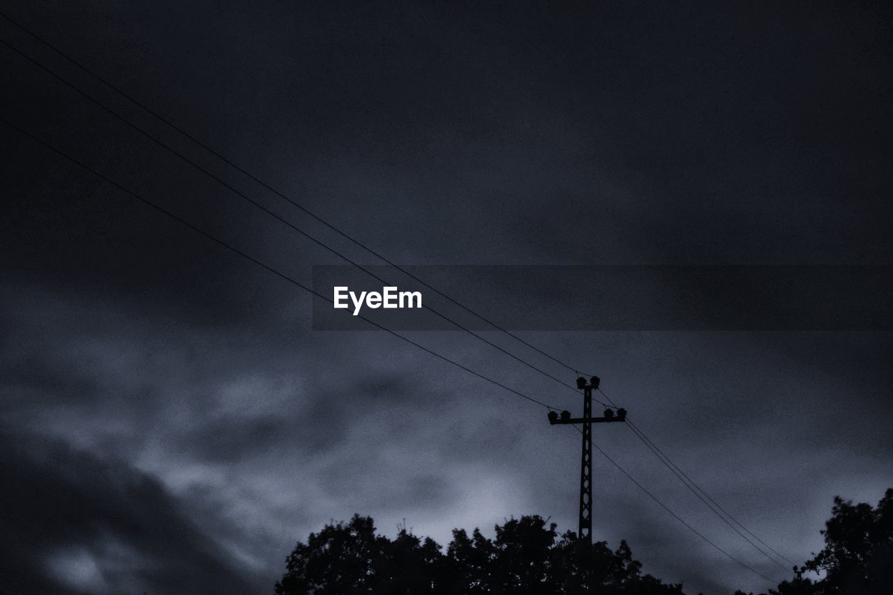 LOW ANGLE VIEW OF SILHOUETTE ELECTRICITY PYLON AGAINST SKY