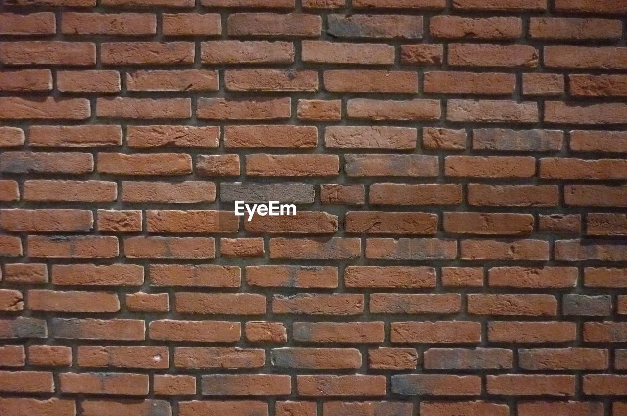 CLOSE-UP VIEW OF BRICK WALL