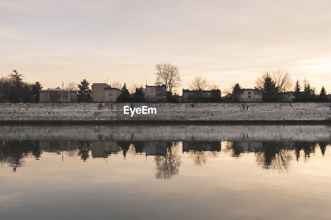 SCENIC VIEW OF LAKE AGAINST SKY AT SUNSET