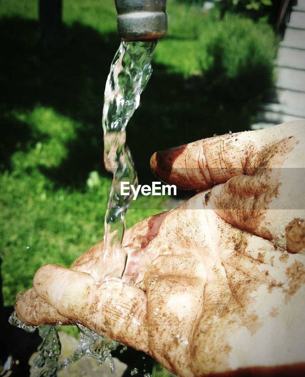CLOSE-UP OF WATER FALLING ON FOUNTAIN