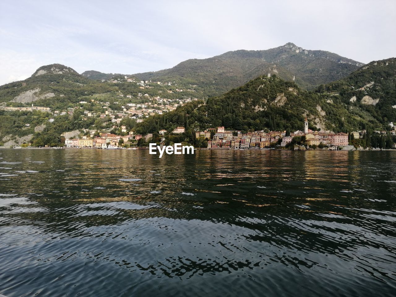 SCENIC VIEW OF RIVER BY BUILDINGS AGAINST SKY