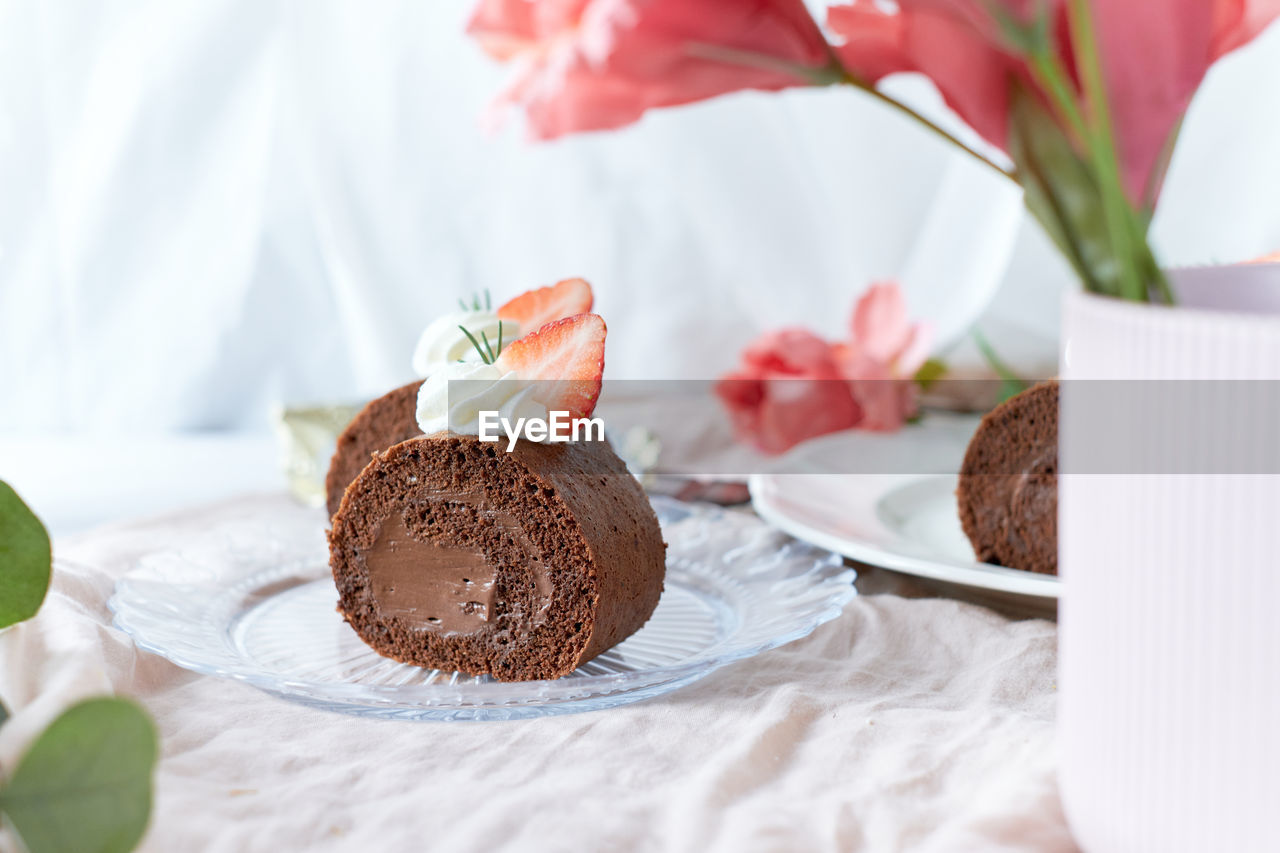 CLOSE-UP OF CHOCOLATE CAKE ON PLATE