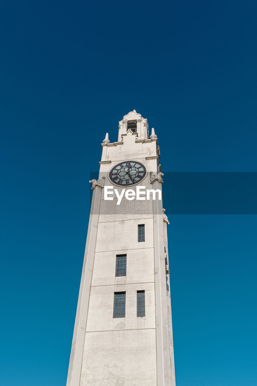 LOW ANGLE VIEW OF CLOCK TOWER AGAINST CLEAR SKY