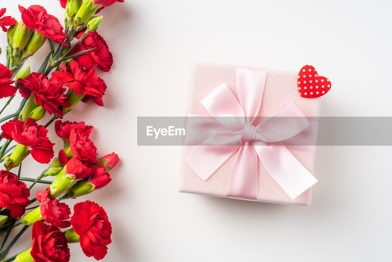 HIGH ANGLE VIEW OF RED ROSE ON TABLE