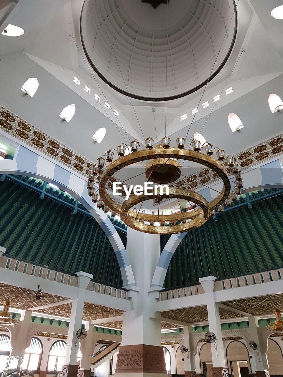 LOW ANGLE VIEW OF CEILING OF BUILDING