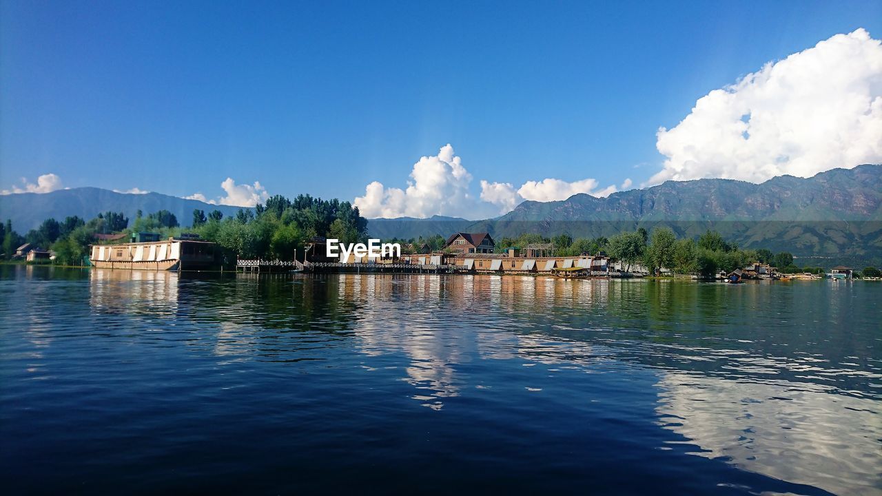 SCENIC VIEW OF LAKE AGAINST MOUNTAINS
