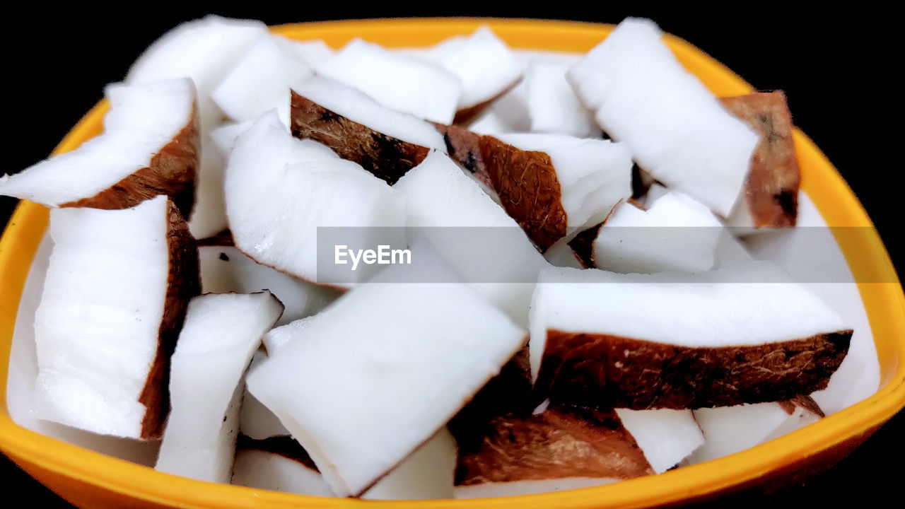 CLOSE-UP OF CHOCOLATE CAKE