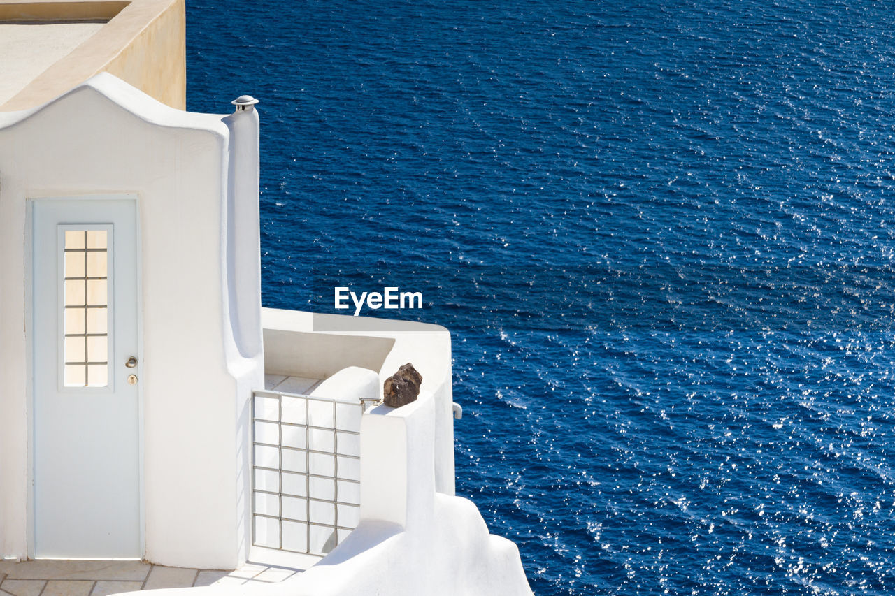 HIGH ANGLE VIEW OF WHITE BOAT AGAINST SEA