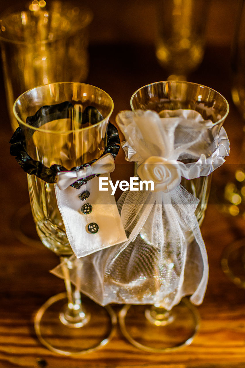 CLOSE-UP OF GLASS OF WINE ON TABLE