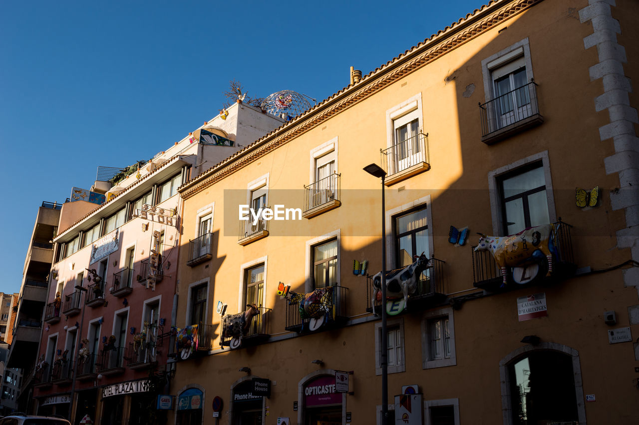 LOW ANGLE VIEW OF BUILDINGS AGAINST CLEAR SKY