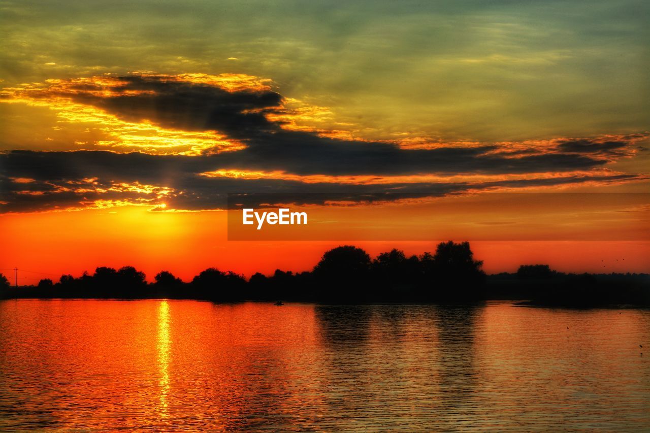 SCENIC VIEW OF LAKE AGAINST ROMANTIC SKY