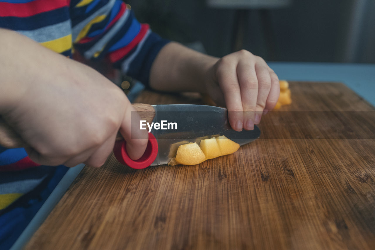 MIDSECTION OF PERSON PREPARING FOOD