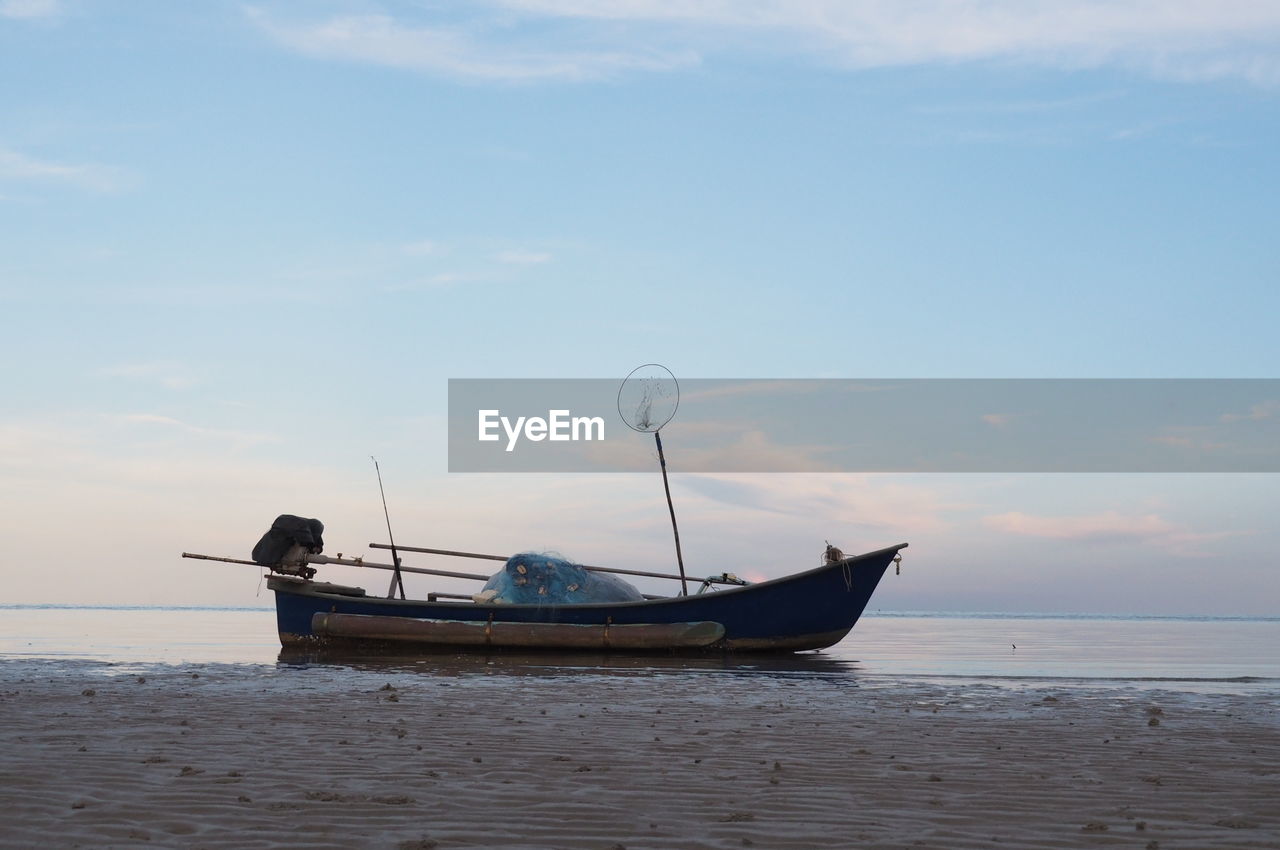 FISHING BOAT ON SEA AGAINST SKY