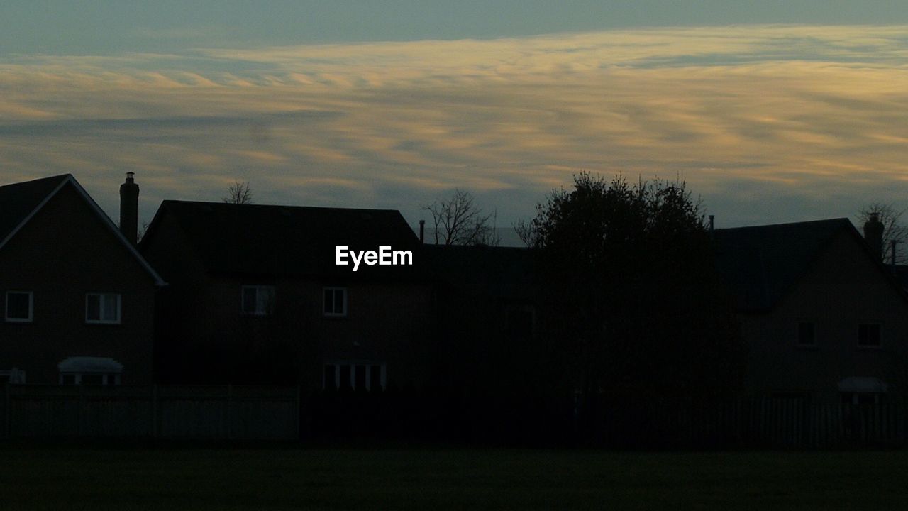 SILHOUETTE BUILDINGS AGAINST SKY AT DUSK