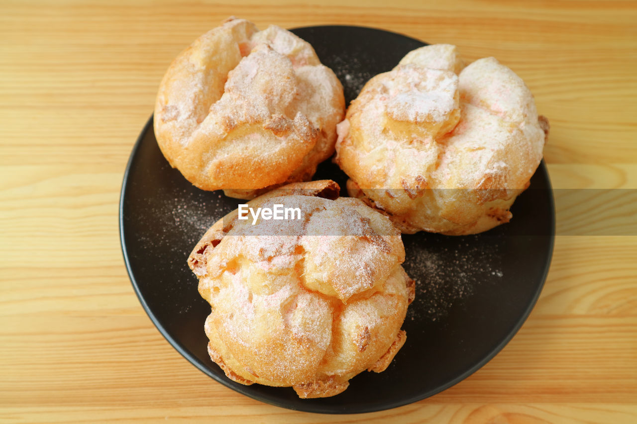 HIGH ANGLE VIEW OF BREAD ON TABLE