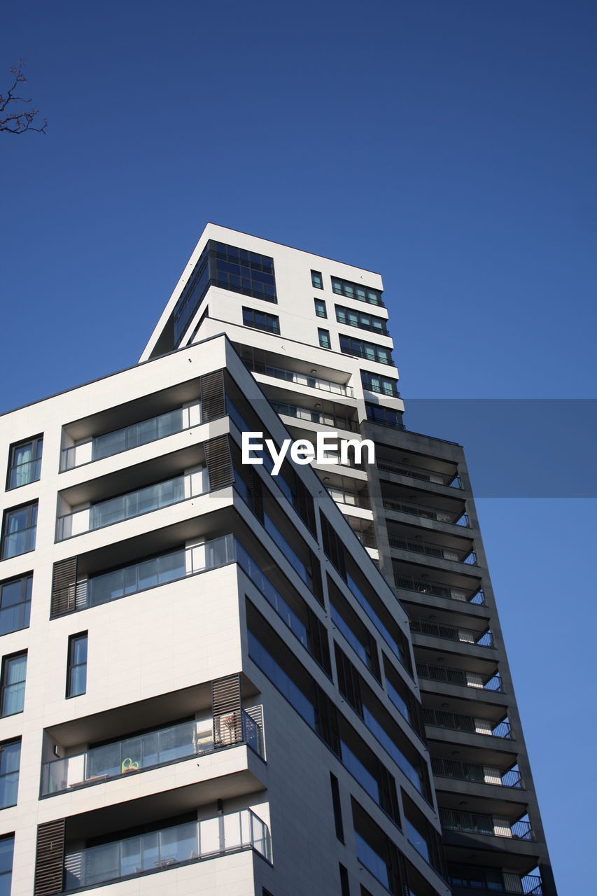 LOW ANGLE VIEW OF BUILDING AGAINST CLEAR BLUE SKY