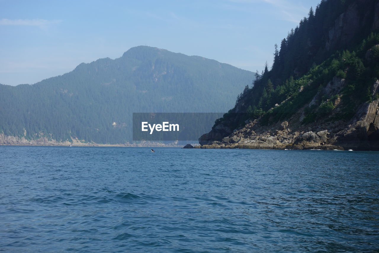 SCENIC VIEW OF SEA AND MOUNTAINS AGAINST SKY