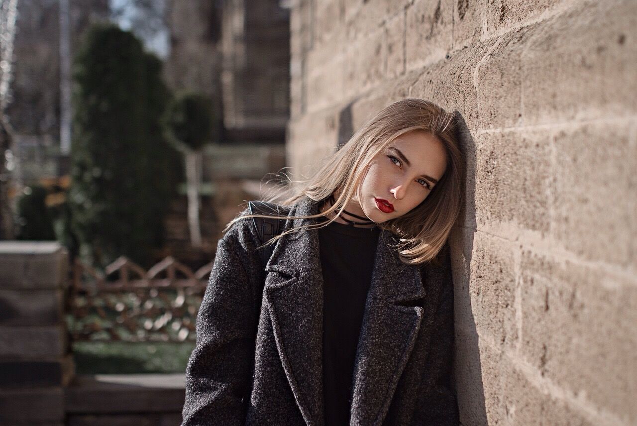 PORTRAIT OF A BEAUTIFUL YOUNG WOMAN