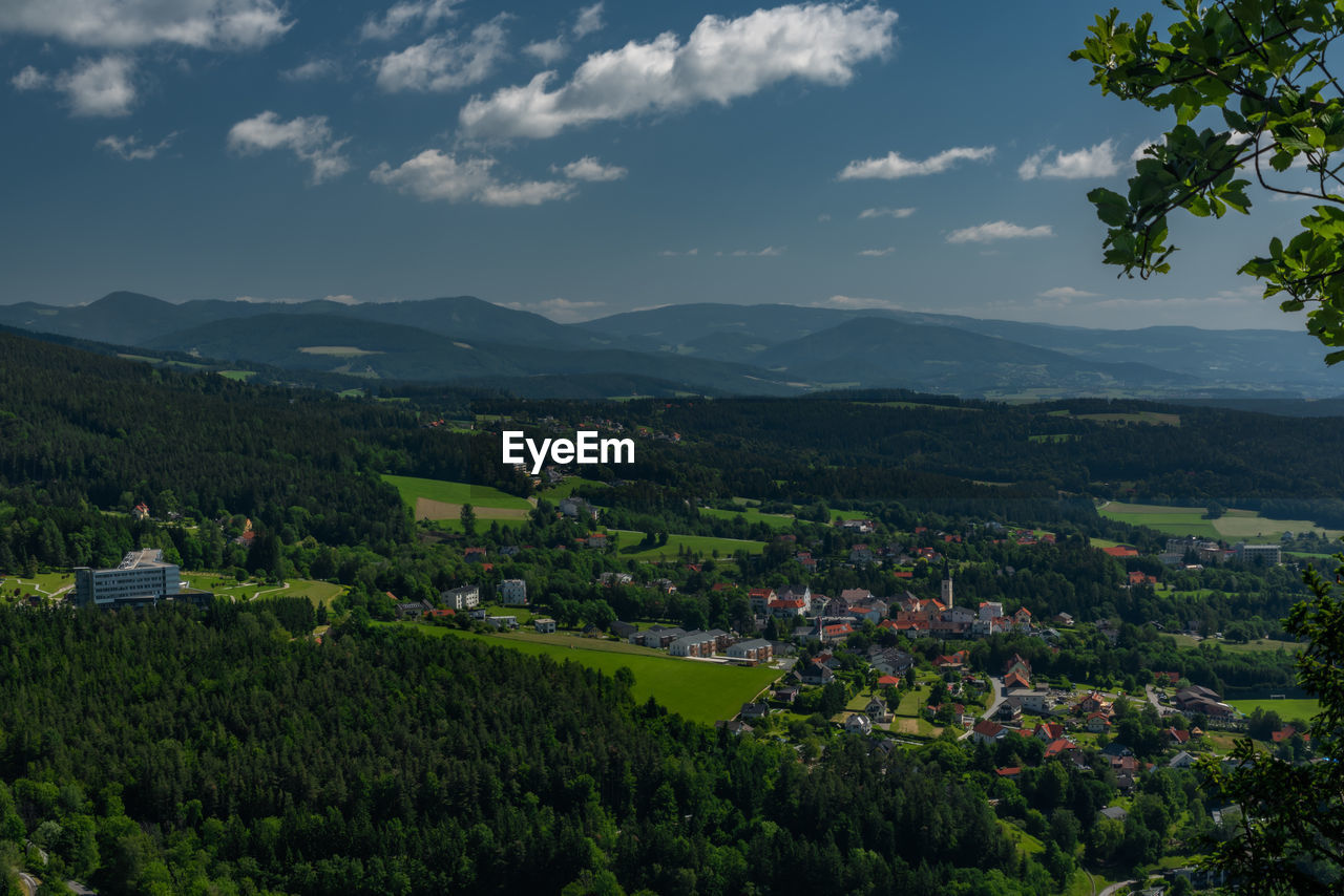 SCENIC VIEW OF TOWNSCAPE AGAINST MOUNTAINS