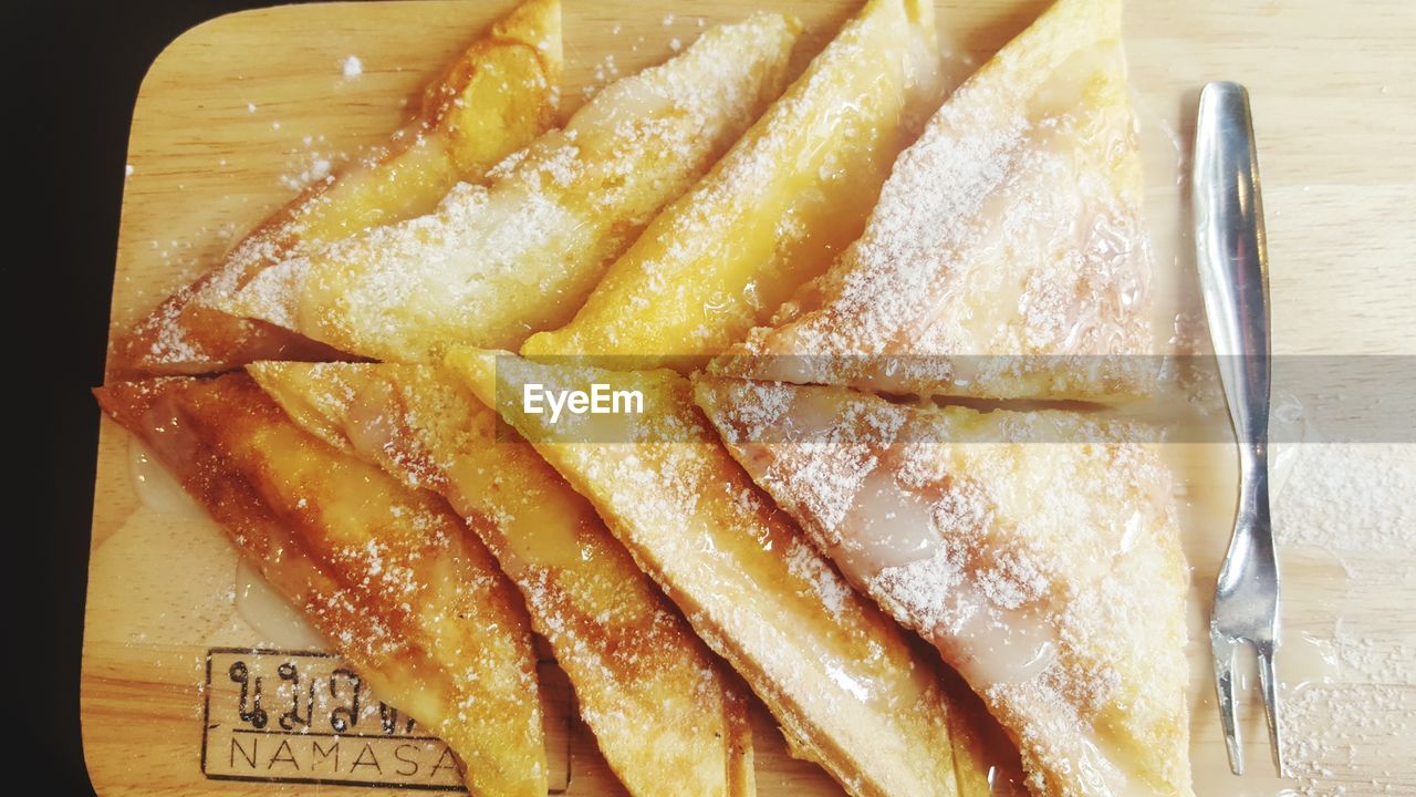 CLOSE-UP OF BREAD IN PLATE