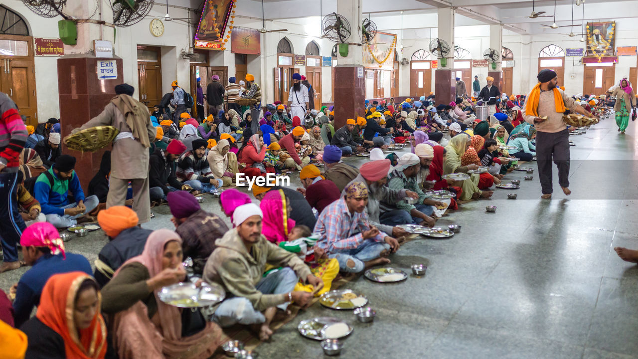 CROWD IN MARKET