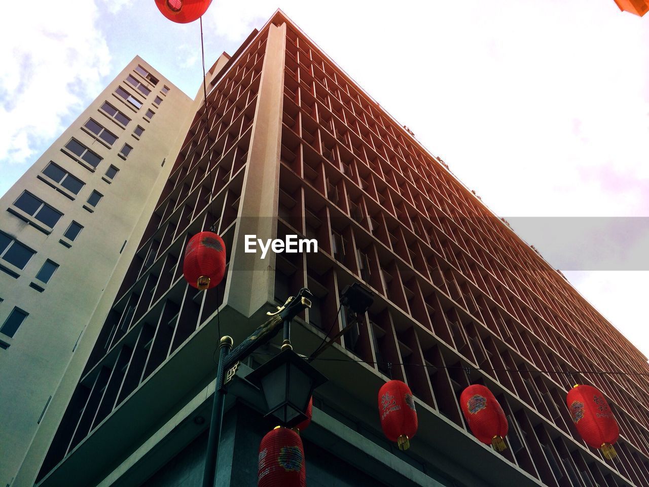 LOW ANGLE VIEW OF BUILDINGS AGAINST SKY